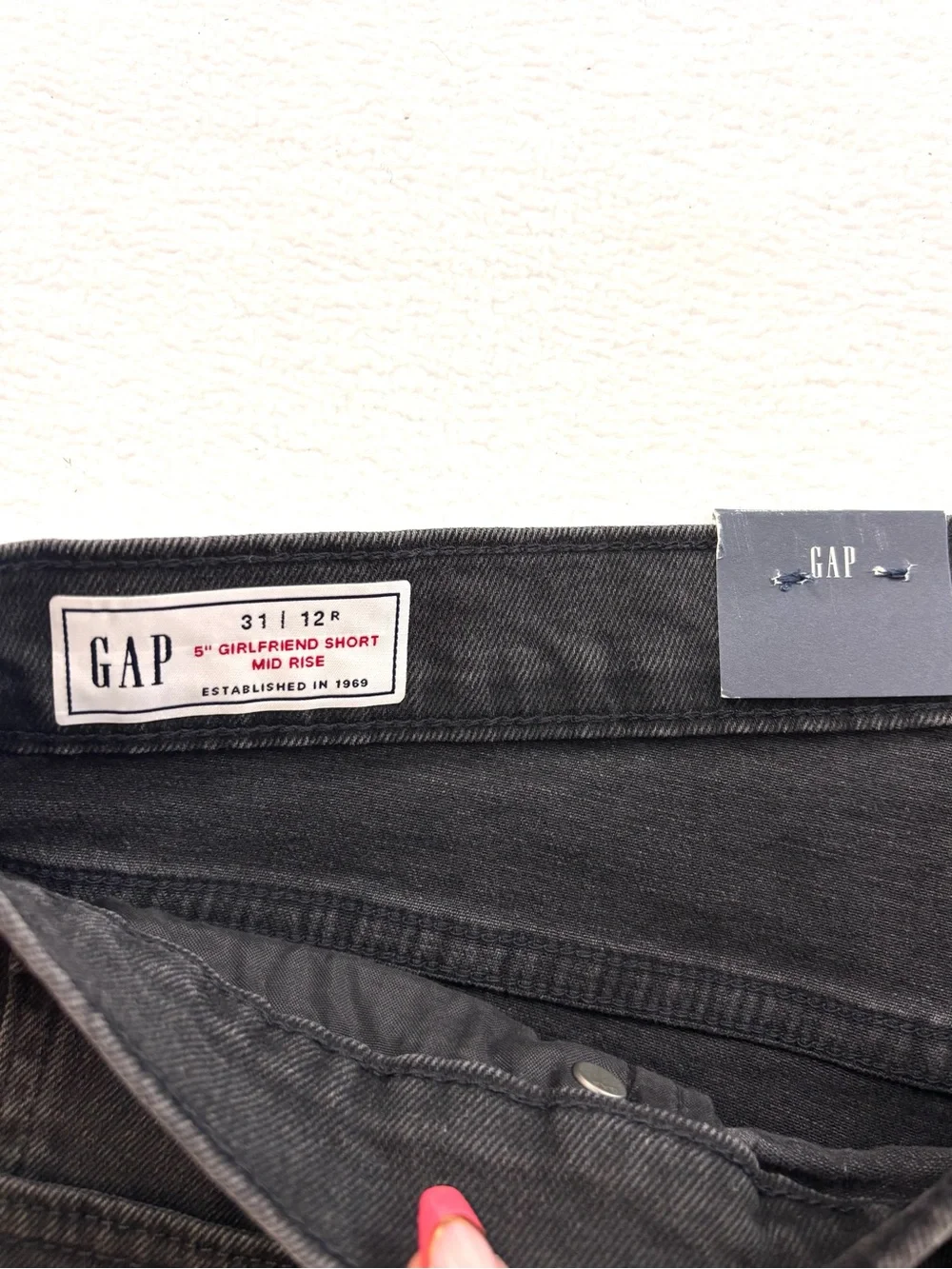 NWT GAP 5” Mid Rise Denim Girlfriend Boyfriend Cuff Shorts Faded Black (Size 31)